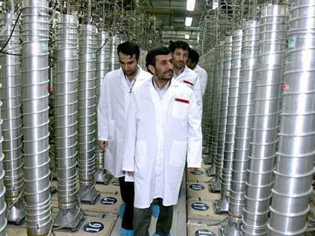 Tổng thống Iran Mahmoud Ahmadinejad tới thăm cơ sở hạt nhân Natanz vào năm 2008.